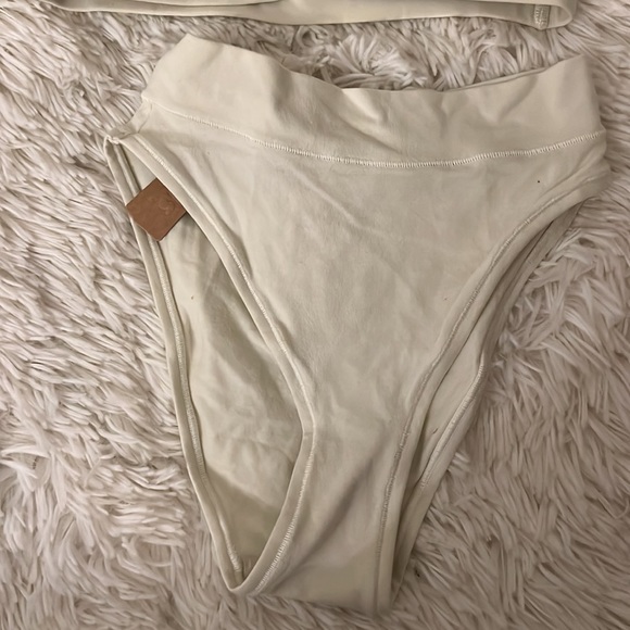 SKIMS sheer Scoop Neck Bralette and bottom set - Picture 4 of 9